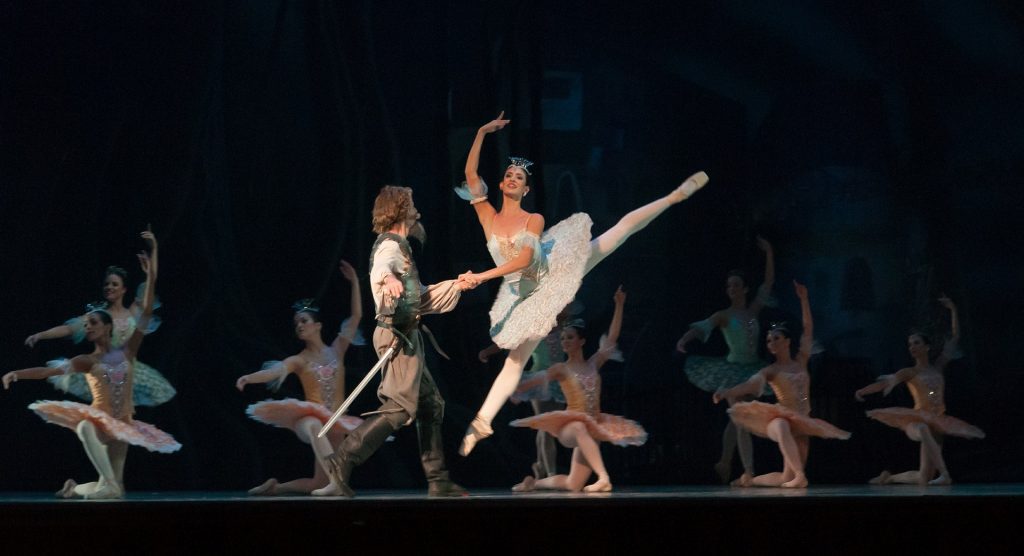 This ballet performance used a pallet lifter to manoeuvre bits of the set.